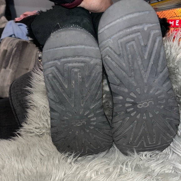 UGG Bailey Button Bling
Swarovski Winter Boots Womens
Size 6 Black - Picture 7 of 7